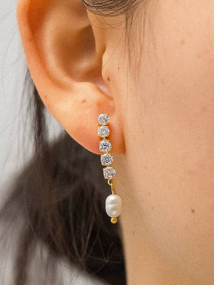 Jolie – Gold Dangle Earrings with Pearls