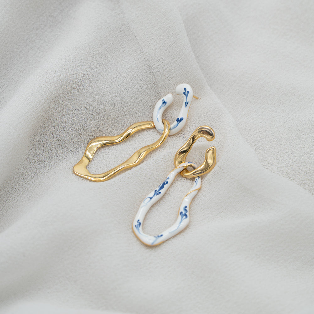 Pamela – Gold Earrings with Blue and White Porcelain