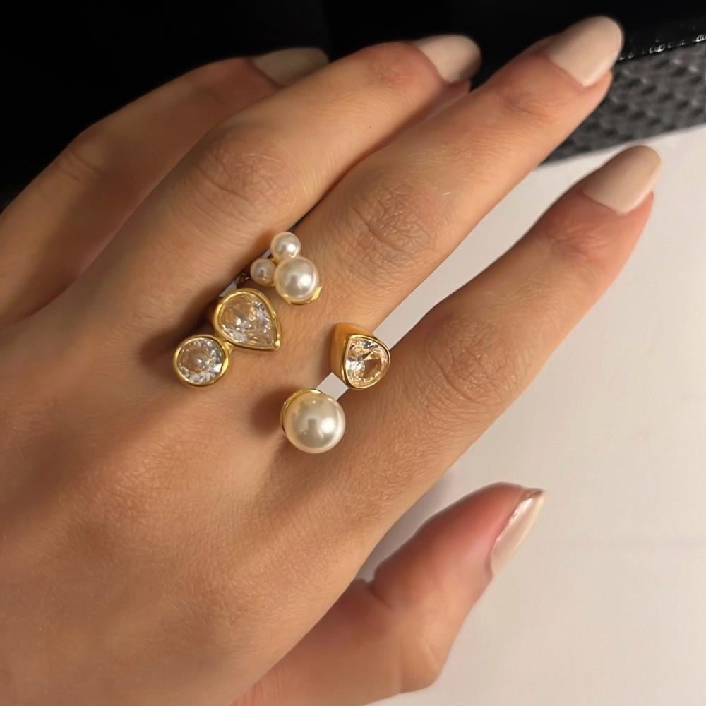 Anastasia – Sculptural Gold Ring with Pearls and Teardrop Diamond Zircon