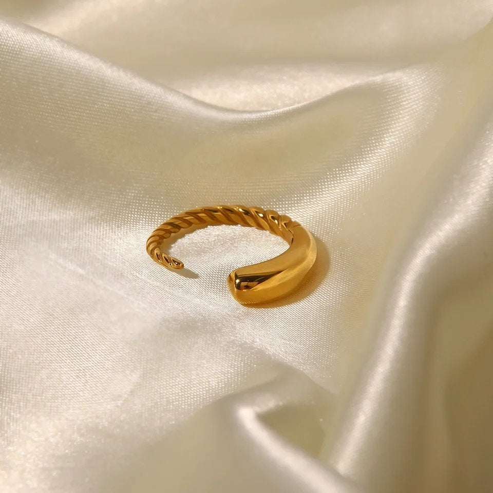 Dalilah – Gold Statement Ring with Sculptural Design