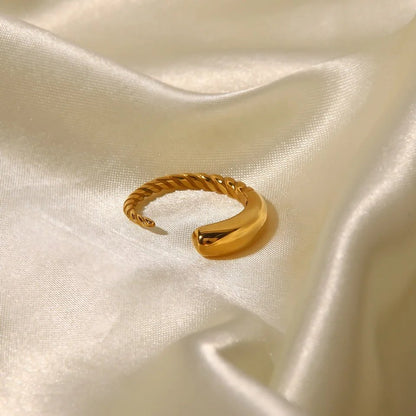 Dalilah – Gold Statement Ring with Sculptural Design