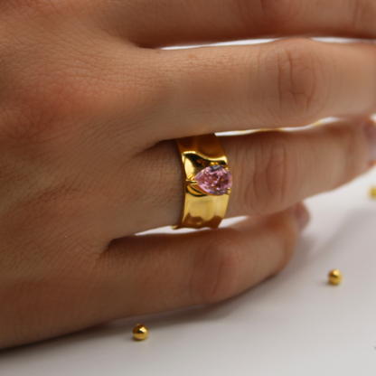 Lucciana – Gold Ring with Pear-Cut Rose Stone