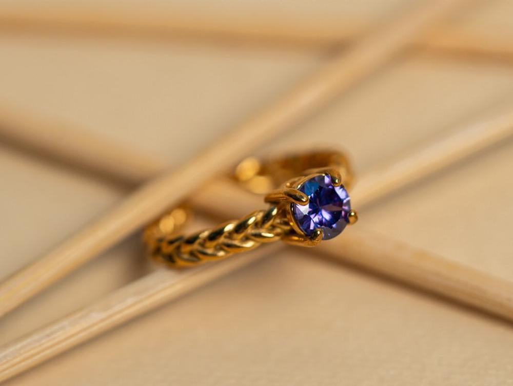 Luna – Gold Ring with Amethyst, Emerald, or Rose Stones