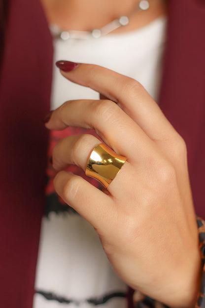 Celine – Classic Gold Wavy Ring