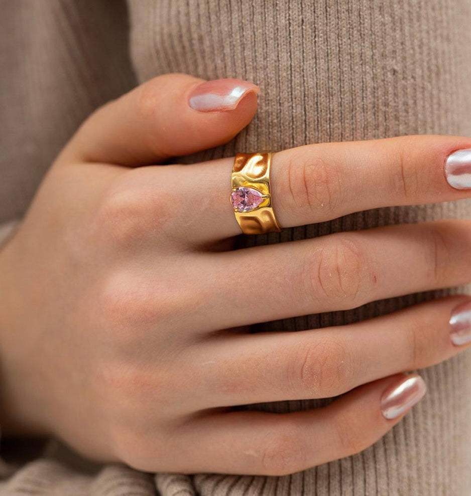 Lucciana – Gold Ring with Pear-Cut Rose Stone