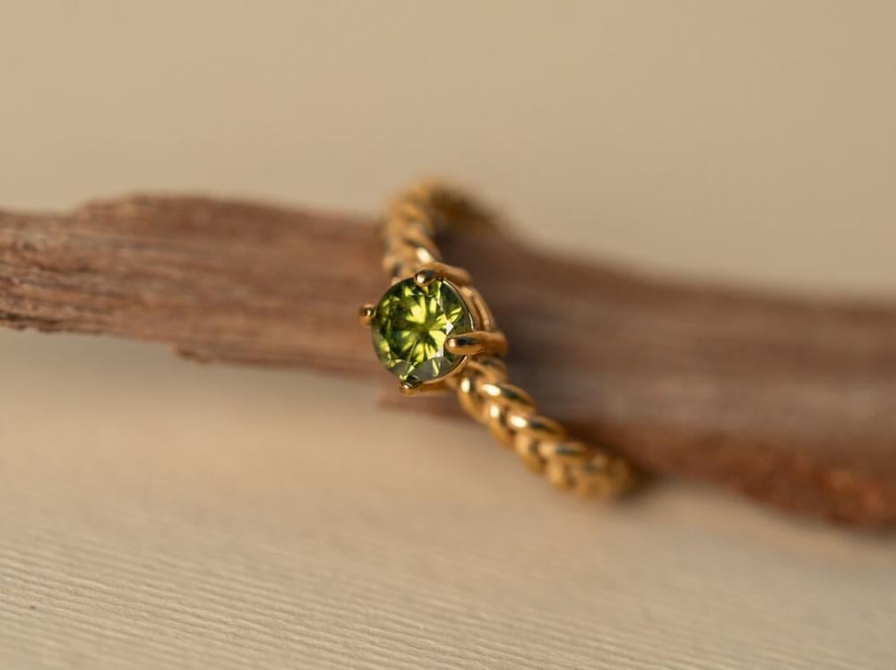 Luna – Gold Ring with Amethyst, Emerald, or Rose Stones