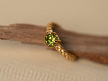 Luna – Gold Ring with Amethyst, Emerald, or Rose Stones