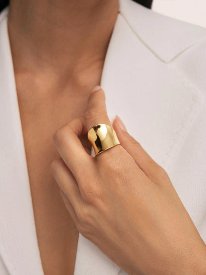 Celine – Classic Gold Wavy Ring
