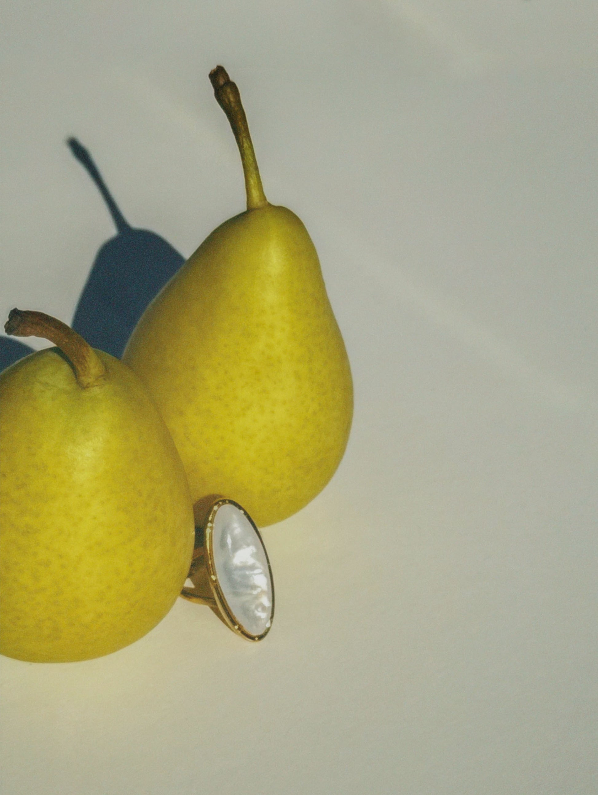 Waterproof 18K gold-plated stainless steel bezel ring with natural white shell stone, women’s jewelry Lebanon