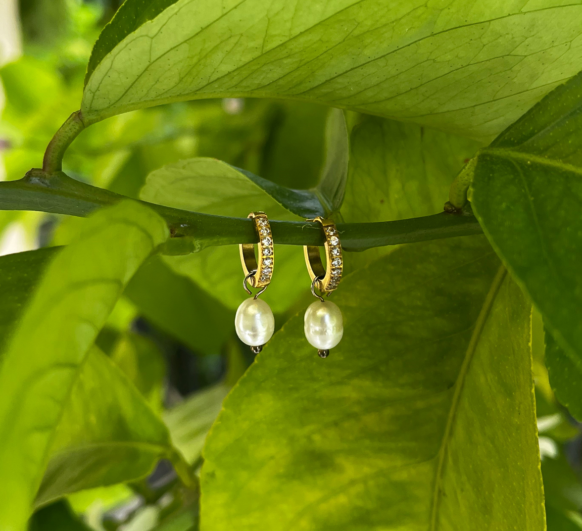Ameliya – Gold Drop Earrings with Pearls and Diamond Zircon